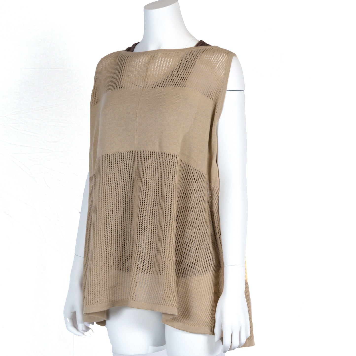 Sleeveless poncho in Taupe, opaque bandeau for nursing privacy